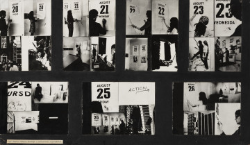 One Week at Demarco Gallery - ujęcie z przodu; Czarna tekturowa plansza w układzie poziomym z siedmioma czarno-białymi fotografiami naklejonymi w dwóch rzędach. W rzędzie górnym cztery pionowe fotografie, w rzędzie dolnym trzy poziome. Fotografie dokumentują akcję Marii Michałowskiej przeprowadzoną w Galerii Demarco w Edynburgu pomiędzy 20 a 26 sierpnia 1972. Na poszczególnych siedmiu fotografiach prezentowana jest dokumentacja kolejnych siedmiu dni akcji. W dolnym lewym rogu planszy naklejony pasek papieru z napisem wykonanym na maszynie w brzemieniu: One week at Demarco Gallery - photographic registration.