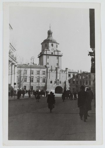Fotografia - fotokopia Bramy Krakowskiej (od strony Krakowskiego Przedmieścia) z czasów okupacji wykonana ze zdjęcia oryginalnego.