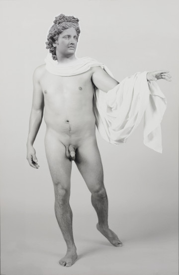 Apollo - Ujęcie z przodu; obraz pionowy, ma białym jednolitym tle, centralnie, biało-czarny nadruk na płótnie zdjęcia sylwetki mężczyzny naśladującego rzeźbę 