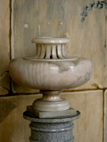 Dekoracyjna waza, o charakterystycznym spłaszczonym brzuścu, w którym osadzona ażurowa szyja o półkoliście opadającym wylewie. Trzon niski, z półpierścieniem, stopa okrągła zdobiona wałkiem, podstawa kwadratowa.