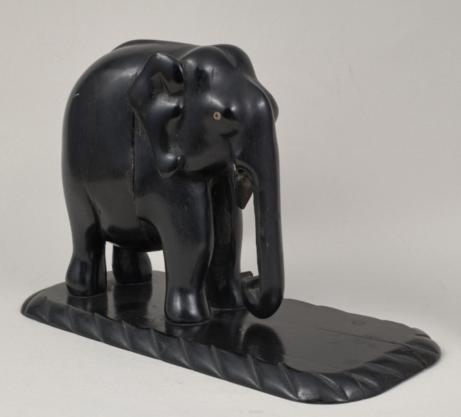 Figurka słonia wykonanego z drewna hebanowego i kości zwierzęcej