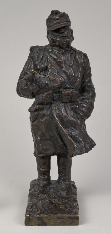 Niewielka rzeźba z brązu przedstawia żołnierza w pełnym rynsztunku
