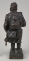 Niewielka rzeźba z brązu przedstawia żołnierza w pełnym rynsztunku