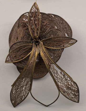 sztuczny kwiat koloru brązowego, wykonany z włókien roślinnych