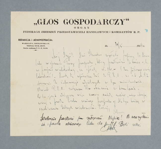 Odręczny list na pojedynczej czystej karcie papieru firmowego. Treść wiadomości na pierwszej stronie. U góry nadruk: „GŁOS GOSPODARCZY” | ORGAN | FEDERACJI ZRZESZEŃ PRZEDSTAWICIELI HANDLOWYCH i KOMISANTÓW R. P. Po prawej stronie nadruku niewielka błękitna plama. Dwa rozdarcia przy prawej krawędzi (jedno niewielkie, drugie głębokie). Fragmenty karty przy rozdarciach, i dwa rogi karty, zagięte. Na drugiej stronie, po lewej, słabo czytelny dopisek ołówkiem.
Z treści: Mój Drogi! Dziś starostwo wysłało papiery do Konsulatu w sprawie Twego paszportu, który przedłużono do końca r. b. na przyjazd wielokrotny, za opłatą zł. 120 – (dwa półrocza + wielokrotność). Kwotę tę wpłaciłem dziś do P.K.O. na r-k M.S.Z. stosownie do informacji udzielonych w tym ministerstwie. […]