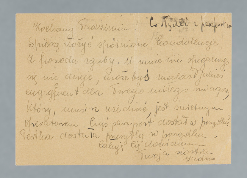 List na karcie pocztowej pisany na pustej części karty i na części przy danych pocztowych. Na rewersie nadrukowany znaczek pocztowy, ślady prawdopodobnie po oderwanych znaczkach, pieczątki pocztowe; nadruki - m.in. napis ujęty w ramce: „PODCZAS PODRÓŻY – KORZYSTAJCIE Z POCZTY”.
Z treści: Kochany Tadziuniu! Spieszę złożyć spóźnione kondolencje z powodu zguby. U mnie nic specjalnego się nie dzieje, może byś znalazł jakieś engagement dla Twego miłego szwagra, który, musisz wiedzieć, jest świetnym operatorem. […]