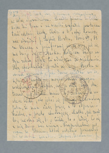 List na karcie pocztowej. Pieczątki na treści. Na rewersie cztery znaczki pocztowe (trzy naklejone, jeden nadrukowany), czerwona nalepka, pieczątki pocztowe, dwa prostokątne stempelki z numerami 243 i 280; nadruki - m.in.: „POSTKARTE”.
Z treści: Mój Drogi! Kartę Twą z czerwca otrzymaliśmy, na którą odpowiedziałem. Ponadto pisałem do Ciebie kilka dni temu i na wszelki wypadek powtarzam treść ostatniej karty. Chodzi o to, abyś koniecznie odwiedził p. Sophie Bortem, Paris VII, 82 rue Vaneau i poinformuj się u niej, jak się ma dwoje dzieci Marka. Rodzicom bardzo na tym zależy i będą Ci wdzięczni za wiadomości. […]