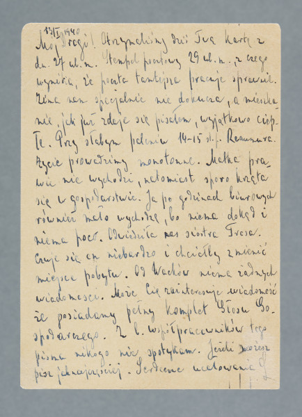 List na karcie pocztowej. Na rewersie cztery okrągłe pieczątki pocztowe, dwa prostokątne stempelki z numerami 1143 oraz 1157, trzy znaczki (jeden nadrukowany, dwa naklejone).
Z treści: Mój Drogi! Otrzymaliśmy dziś Twą kartę z dn. 27 ub. r. Stempel pocztowy 29 ub. r., z czego wynika, że poczta tamtejsza pracuje sprawnie. Zima nam specjalnie nie dokucza, a mieszkanie, jak już zdaje się pisałem, wyjątkowo ciepłe. Przy słabym paleniu 14-15 st. […]