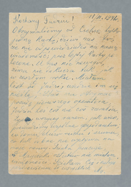 List na karcie pocztowej. Na rewersie cztery znaczki pocztowe (trzy naklejone, jeden nadrukowany), nalepka polecenia, pieczątki pocztowe.
Z treści: Kochany Tadziu! | Otrzymaliśmy od Ciebie tylko jedną kartę; dziwi nas to, że nie odpowiedziałeś na naszą wiadomość; pisz lepiej karty polecone. U nas nic nowego, zima nie dokucza tak, jak w zeszłym roku. Miałam list od Jadzi, wiedzie im się nieźle, Staś ma otrzymać posadę pierwszego operatora, Jadzia też coś nie coś zarabia. […]