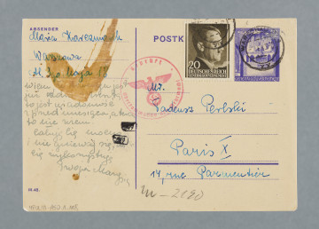 List na karcie pocztowej, pisany na pustej części karty i na części przy danych pocztowych. Na rewersie dwa znaczki pocztowe (jeden naklejony, z wizerunkiem Adolfa Hitlera, drugi nadrukowany), pieczątki pocztowe, w tym jedna z godłem III Rzeszy; brązowa plama na danych nadawcy przenikająca na drugą stronę karty.  List podpisany Maria Karczmarek - zapewne fikcyjne nazwisko, którego używała rodzina Helmanów w korespondencji słanej do Francji. Z treści: Drogi Tadziu, dosyć dawno już nie było od Ciebie wiadomości. Chciałabym, żebyś pisał do mnie chociaż ze dwa razy na miesiąc. Jesteś przecież jedynym z moich bliskich przyjaciół, od innych bowiem nie otrzymuję i już chyba nigdy nie otrzymam żadnych wiadomości. Ja sama jestem zdrowa i jak zwykle jakoś sobie radzę. […]