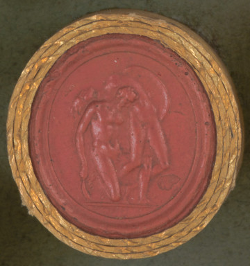 czerwona owalna gemma w grubym złotym obramowaniu; nagi mężczyzna (Odyseusz) dźwiga przerzucone przez lewe ramię ciało nagiego Achillesa, który trzyma okrągłą tarczę. Odyseusz przyklęka na prawe kolano, w prawej ręce trzyma miecz. 