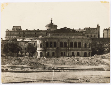 Fotografia Synagogi Maharszala i więzienia na Zamku w Lublinie. Zdjęcie czarno-białe, papier błyszcżący, na górze 2 fragmenty po rożkach foto, widoczna synagoga w zburzonej dzielnicy żydowskiej oraz zabudowania więzienia na Zamku w Lublinie	Fotografia Synagogi Maharszala i więzienia na Zamku w Lublinie, na zdjęciu Synagoga Maharszala w Lublinie zburzona przez Niemców w 1943 roku oraz widoczne w tle zabudowania więzienia na Zamku w Lublinie z charakterystycznym budynkiem baszty i kaplicy zamkowej oraz fragmentem budynku administracyjnego mieszczącego się przed więzieniem	fotografie; fotografie czarno-białe; fotografie Lublina; II wojna światowa (1939-1945); okupacja; Stare Miasto (Lublin); Synagoga Maharszala (Lublin); Żydzi
