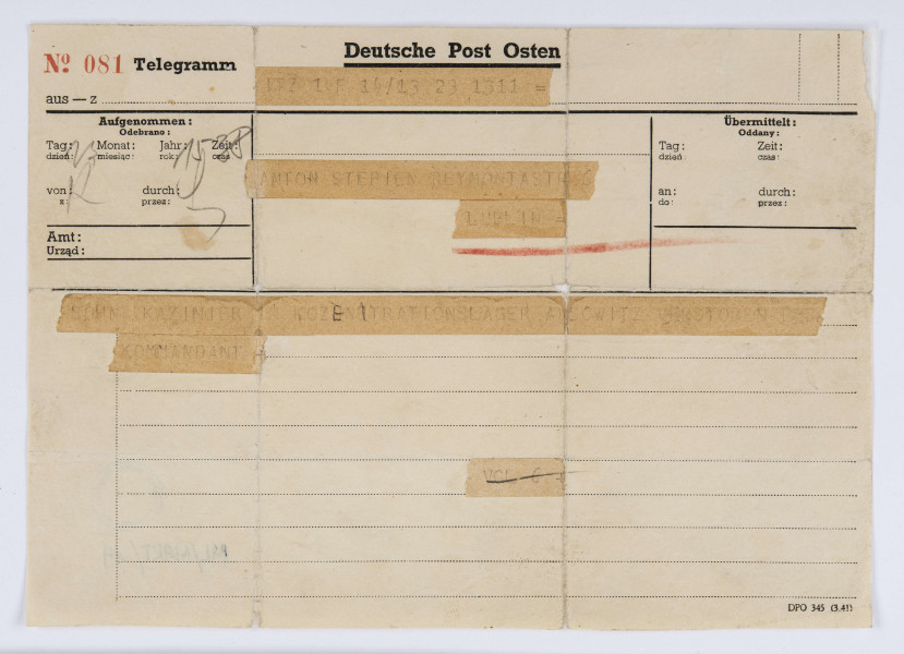 Telegram obozowy wysłany z obozu KL Auschwitz do Antoniego Stępnia informujący o śmierci więźnia Kazimierza Stępnia. Druk jednostronny, pismo wyśrodkowane.
Beżowy papier z czarnym nadrukiem na samej górze Deustche Post Osten, po lewej stronie czerwony druk: No 081, telegram adresowany do Antoniego Stępnia