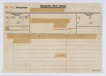 Telegram obozowy wysłany z obozu KL Auschwitz do Antoniego Stępnia informujący o śmierci więźnia Kazimierza Stępnia. Druk jednostronny, pismo wyśrodkowane.
Beżowy papier z czarnym nadrukiem na samej górze Deustche Post Osten, po lewej stronie czerwony druk: No 081, telegram adresowany do Antoniego Stępnia