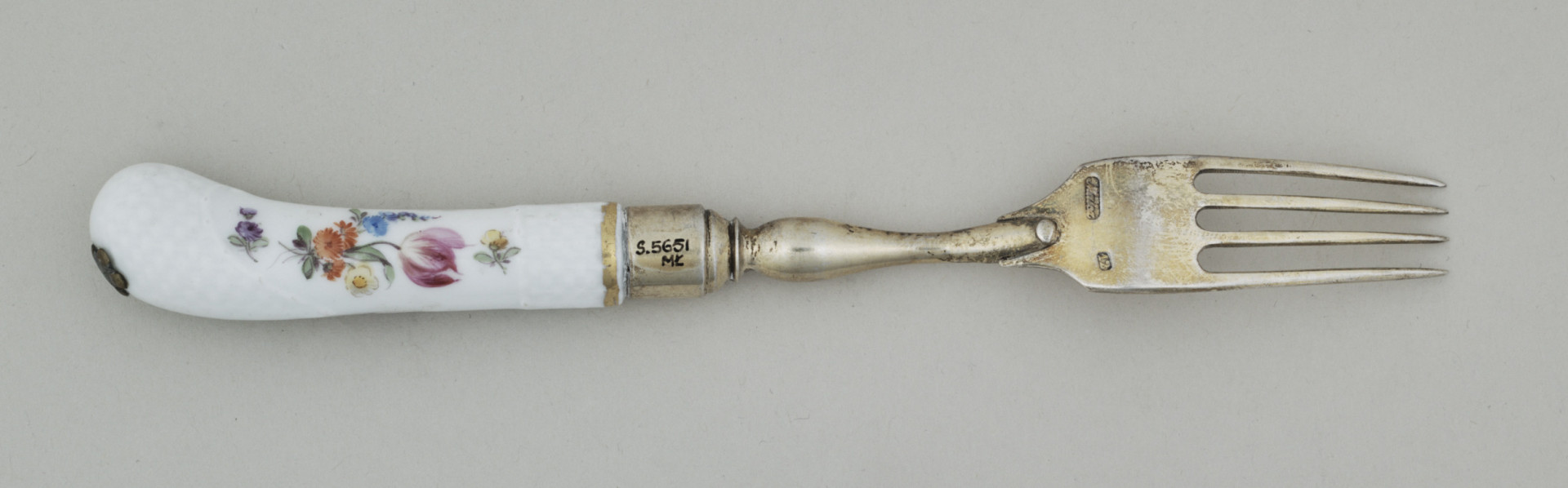 Widelec śniadaniowy, czterozębny. Zęby wygięte, zwężające się przy zakończeniu