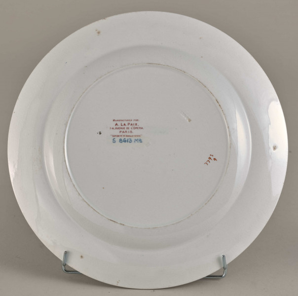 Talerz płytki, zdobiony motywem roślinnym, kwiatowym i geometrycznym. Spód