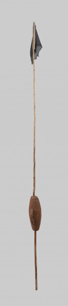 boja znakowa z chorągiewką - Ujęcie z tyłu; Oznacznik złożony z boi i chorągiewki. W 1/3 długości żerdzi umieszczony jest owalny pływak, do którego przymocowana jest półkolista deseczka z okrągłym otworem, a na szczycie kawałek siateczkowej, prostokątnej tkaniny w kolorze czarnym. Na końcu żerdzi brak metalowego obciążenia, oznacznik nie posiada znaku rybaka i był pomalowany na brązowo o czym świadczą resztki farby.