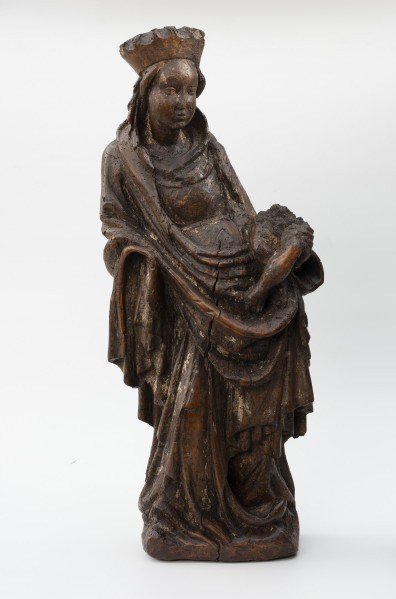 Piękna Madonna z Żarnowa - Ujęcie z przodu; figura ołtarzowa; Kobieca figura stojąca na czworobocznej podstawie w obszernych szatach i koronie, trzymająca przy boku dzieciątko. Sylwetka kobieca zakomponowana w wyraźnym kontrapoście, odchylająca tors do tyłu i w lewo, z twarzą zwróconą w trzech czwartych w prawo ku dzieciątku trzymanym na lewym biodrze. Maria ukazana w wieku młodzieńczym nosi długą suknię i płaszcz, którego poła przerzucona przodem układa się w miękką kolistą, wydatną fałdę. Brzegi płaszcza opadają poniżej uniesionych do przodu dłoni spiętrzonymi dekoracyjnie fałdowaniami. Na głowie nałożona wysoka korona oraz chusta zsuwająca się do tyłu i opadająca miękkimi łukami wokół szyi. Twarz owalna z wysokim czołem i wydatnymi policzkami, o łagodnym wyrazie. Dzieciątko o pulchnych nóżkach siedzi przy biodrze, podtrzymywane lewą dłonią matki. Brakuje prawej dłoni Marii i figury dzieciątka powyżej bioder. Na powierzchni rzeźby widoczne pozostałości polichromii.