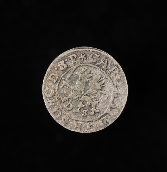 szeląg (1/48 talara) - awers; srebrna moneta, ukoronowany gryf zwrócony w lewo z mieczem uniesionym do góry. Na dole inicjały D S przedzielone łapami. W liniowym otoku napis: CAROL·XI·D·G·R·SUEC·D·S·P (Karol XI z łaski Bożej król Szwecji, książę szczecińsko-pomorski).