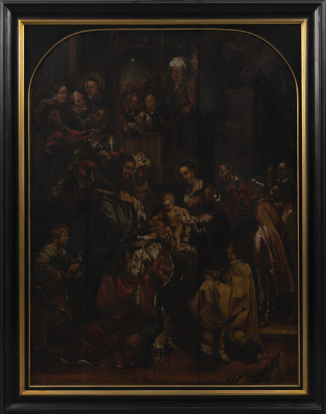 Pokłon Trzech Króli - Ujęcie z przodu; W grubej dębowej ramie obraz, ma format pionowego prostokąta o zaokrąglonych górnych narożach. W centrum kompozycji ukazano nagie Dzieciątko Jezus, stojące na żłóbku i podtrzymywane przez Marię. Przyklęka przed nim siwowłosy król w płaszczu obszytym gronostajami i z czułością całuje jego stopę. Pozostali dwaj królowie stoją obok, patrząc na Dzieciątko. Klęczący po prawej stronie paź w złocistej szacie trzyma dar dla Jezusa – naczynie pełne złotych monet. Za nim na tle kamiennej budowli ukazani zostali św. Józef oraz służący trzymający zapalone pochodnie. Przy lewej krawędzi obrazu ukazano chłopca ze złotym naczyniem na mirrę. Za nim, na drugim planie znajdują się schody prowadzące na drewnianą emporę, na której tłoczą się mężczyźni, zatrzymywani tarczą przez żołnierza w antykizującej zbroi. Scena hołdu Trzech Króli ukazana została w nocnej scenerii, na tle ciemnego nieba rozświetlonego pojedynczą gwiazdą.