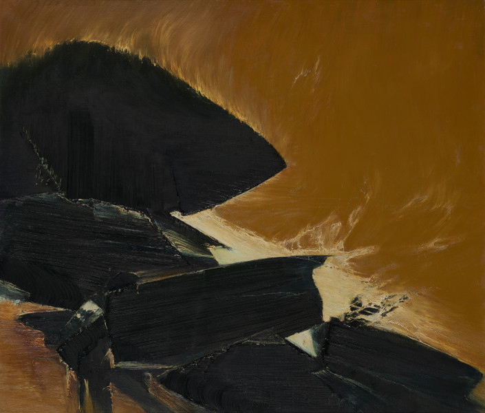 Agresja IV - ujęcie z przodu;Kompozycja diagonalna w układzie poziomym. Z lewej części zwarte formy czerni – jedna na drugiej, piętrzące się, obniżone przy dolnym, prawym narożu. Formy brył namalowane fakturowo, szerokim pędzlem, którego dukt jest wyraźnie zaznaczony, przeciwstawiają się w większości monochromatycznej ugrowej przestrzeni tła dominującej w prawym, górnym narożu – w przeciwległym zaś jedynie zasygnalizowanej. W centrum, na styku czarnych form i ugru pojawiają się jaśniejsze, dynamiczne, świetliste przetarcia.