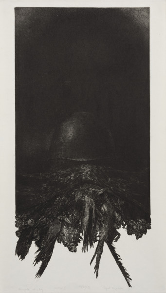 bez tytułu - Ujęcie z przodu; Kompozycja w kształcie wydłużonego pionowo stojącego prostokąta o silnie zwichrowanej, poszarpanej z licznymi wypustkami dolnej krawędzi. Z głębokiej czerni prostokąta na osi w połowie wysokości wyłania się ledwo wyodrębniony bladą poświatą współczesny hełm wojskowy widoczny od przodu - tuż pod nim sfalowana włóknista struktura - spod niej wyłaniają się bulwiasto-organiczne formy przeplatane jakby zlepionymi mokrymi piórami tworzącymi dolną nieregularną krawędź.