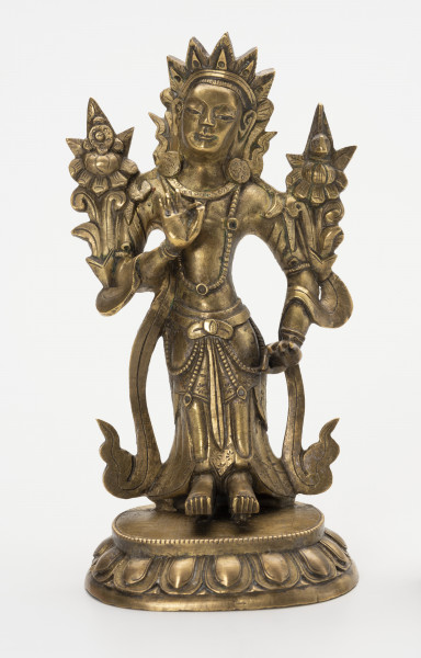 figurka Bodhisattwa Awalokiteśwara Padmapani wraz z wypełnieniem - ujęcie z przodu; Mała, wykonana z brązu figurka przedstawiająca Bodhisattwę Awalokiteśwarę Padmapani. Postać ludzka o skupionej, lekko uśmiechniętej twarzy. Stoi na lotosowym postumencie o 11 parach odwróconych płatków, którego górną część ozdobiono paciorkami. Ubrana jest w szaty królewskie: przewiązaną w talii tkaninę z paskiem od którego odchodzą łańcuszki z paciorków oraz biżuterię książęcą: trójramienny diadem, parę, dużych, okrągłych kolczyków, podwójny naszyjnik z paciorków z wisiorkami, bransolety na nadgarstkach i przedramionach. Do prawego ramienia przylega kwiat lotosu (typowy atrybut), natomiast po lewej stronie, symetrycznie, na tej samej wysokości, przylega przypominający kwiat lotosu niezidentyfikowany atrybut Awalokiteśwary. Obie dłonie ułożone są w geście argumentacji: kciuk i palec wskazujący złączone, tworzą krąg. Prawa uniesiona jest na wysokości klatki piersiowej, lewa opada wzdłuż ciała, zatrzymując się na wysokości biodra. Z ramion figurki zwisa przewieszona skóra antylopy.