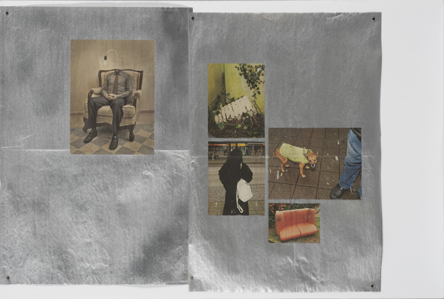 Untitled (Covering) - ujęcie z przodu; Dwa arkusze papieru pokrytego srebrną farbą przymocowane do białego podłoża za pomocą malutkich okrągłych, płaskich magnesów w narożnikach każdego z arkuszy. Na każdym nieregularnie rozmieszczone zdjęcia publicystyczne.

Na pracy a), na arkuszu z lewej strony, w górnej części zdjęcie bezgłowego ciała mężczyzny siedzącego w fotelu. Z szyi wystaje pręt lampy, wygięty do przodu, zakończony żarówką. Na prawym arkuszu znajdują się cztery zdjęcia przedstawiające: porośnięty bluszczem fragment budynku z zeschniętymi liśćmi i zdewastowaną, odwróconą do góry nogami, białą skrzynką na rośliny, której ścianki stylizowane są na płotek sztachetowy; fragment ulicy z postacią odwróconą tyłem, w czarnym stroju przypominającym burkę i z białym plecakiem przerzuconym przez prawe ramię; zdjęcie psa na smyczy stojącego na chodniku przy nodze człowieka w spodniach z dżinsu; najmniejsze zdjęcie, u dołu po prawej to porzucona czerwona kanapa na trawniku podwórka, przy żywopłocie.