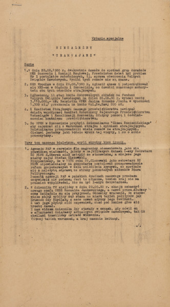 biuletyn Komitetu Strajkowego Wojewódzkiego Przedsiębiorstwa Komunikacji Miejskiej - ujęcie z przodu; Wydanie specjalne biuletynu Komitetu Strajkowego Niezależny „Tramwajarz” dotyczące wydarzeń z 27 i 28 sierpnia 1980 roku. Dwukartkowy numer pisma z tekstem naniesionym jednostronnie za pomocą powielacza czarnym tuszem na sztywny papier. Każda z kart jest innej wysokości – łączone były zszywaczem. Na pierwszej karcie o nietypowym, wydłużonym formacie znajduje się tytuł wydawnictwa i tekst przekazywanych informacji podzielony na dwie części: Serie oraz Nowy ton naszego biuletynu, czyli okrutny bicz ironii. Treść obu części ujęta w punkty.