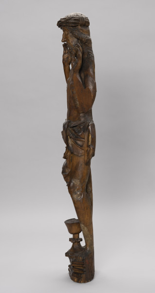 figura ołtarzowa - Ujęcie z prawej; Figura Chrystusa stojącego frontalnie na cokole prezentującego rany doznane podczas Ukrzyżowania. Szczupłe ciało Chrystusa o poprawnie oddanych szczegółach anatomicznych okryte w partii bioder długą chustą przewiązaną z przodu. Dłonie uniesione przy twarzy wnętrzami do widza. Na głowie szeroka korona cierniowa spleciona z gałęzi. Falujące długie włosy opadają puklami na ramiona. Na wysokim wielobocznym cokole o profilowanych ściankach, przed Chrystusem ustawiony jest kielich z wydatnym nodusem. Rzeźba przyścienna z drążeniem w partii bioder i pleców.  Powierzchnia rzeźby gładka. Śladowe ilości polichromii i zaprawy gruntowej.