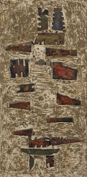 Kompozycja 2 - ujęcie z przodu; Kompozycja z polichromowanej masy plastycznej nałożonej na obramowaną listwami płytę pilśniową. Wzdłuż osi pionowej wtopione w masę rytmicznie rozlokowane różnokształtne elementy metalowe i drobne kamienie. Kolorystyka tła zdominowana przez beże i ugry, elementy metalowe lekko skorodowane, podkolorowane cynobrem, kamienie naturalne, w odcieniach szarości i beżu.