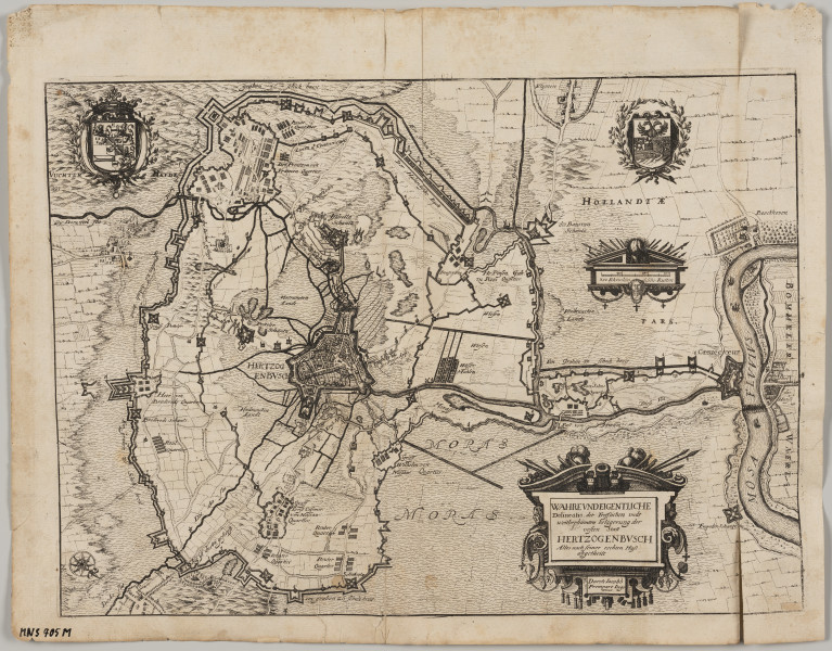 Monochromatyczna mapa przedstawiająca oblężenie 's-Hertogenbosch przez wojska holenderskie w 1629 - ujęcie z przodu; Na prostokątnym arkuszu w układzie poziomym monochromatyczna mapa przedstawiająca oblężenie 's-Hertogenbosch przez wojska holenderskie w 1629. Uwzgledniono na niej fortyfikacje miejskie z odcinkiem rzeki Mozy. Mapa o wymiarach: szer. 37 x 26,5 cm z dwupolowym kartuszem z motywami alegorycznymi; pole górne - napis: 