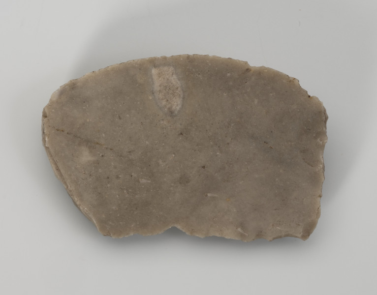 drapacz - Ujęcie z dołu; Drapacz wykonany został na fragmencie wióra z krzemienia kredowego bardzo dobrej jakości. Nie zachowała się część proksymalna.