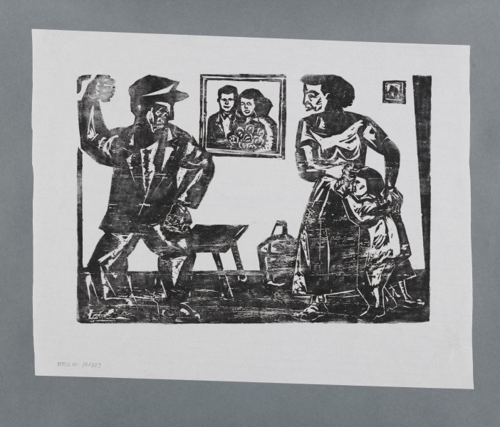 scena rodzajowa - Wnętrze pokoju, mężczyzna z prawej grozi kobiecie i dziecku. Mężczyzna ubrany w szerokie spodnie, marynarkę, czapkę na głowie, ujęty jest frontalnie, w całej postaci, stoi na szeroko rozstawionych nogach ugiętych w kolanach. Lewą rękę zaciśniętą w pięść podnosi do góry, grozi stojącej naprzeciw kobiecie tulącej do siebie dziecko. Kobieta i dziecko ujęci w całej postaci, kobieta frontalnie, głowę zwróciła w stronę mężczyzny, twarz w prawym profilu. Ubrana jest w długą suknię z krótkimi rękawami, włosy uczesane w niski kok. Rękoma obejmuje dziecko. W tle, pośrodku stoi mały stolik, obok baniak. Na ścianie pośrodku portret ślubny kobiety i mężczyzny, z lewej mały obrazek.