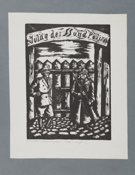 scena rodzajowa - Przed drewnianą bramą z napisem: Gulag der SS und Polizei stoją dwaj mężczyźni, ujęci w całej postaci. Mężczyzna z lewej nosi spodnie pumpy wpuszczone w oficerki, marynarkę przewiązaną paskiem, na głowie ma czapkę z daszkiem i okrągłym denkiem. Mężczyzna z prawej ma na sobie szynel do ziemi, na głowie hełm, w rękach trzyma karabin. Na ziemi bruk.