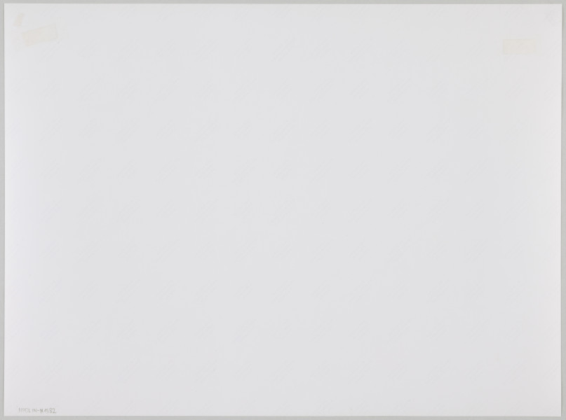 fotografia - Zdjęcie przedstawia młodego mężczyznę podczas modlitwy. Mężczyzna stoi przy pulpicie, na którym leży rozłożona książka. Jest ubrany w czarny garnitur, białą koszulę i krawat. Na głowie ma jarmułkę. Obie ręce trzyma na pulpicie. Prawą ręką przytrzymuje okładkę książki, lewą przewraca stronę. Jego oczy są skierowane na tekst, a usta otwarte. Za nim widoczna jest bima, a na niej zwoje tory oraz świeczniki synagogalne, a w nich płonące świece. W tle widać także pojedynczych mężczyzn poruszających się w przestrzeni synagogi. 