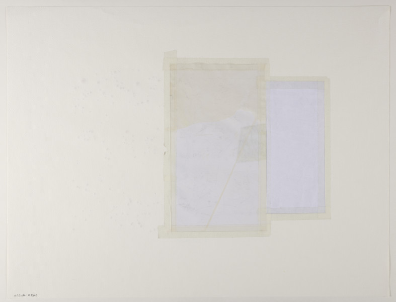 kolaż - Praca w układzie poziomym, która podzielona została na 3 pionowe, przylegające do siebie części umieszczone w centralnej części tła. Lewa część jest mniejsza od pozostałych i została umieszczona na ich osi. Jest to naklejone na tło czarno-białe odwzorowanie fotografii lotniczej, na którym widać siatkę dróg, pól oraz zabudowań z prostokątnym jaśniejszym obszarem po środku. Część centralną stanowi naklejony na podłoże barwny rysunek na białym tle. Jego większym fragmentem (ok. 2/3 od dołu) jest bardzo schematyczny szkic ołówkiem oraz kształty trójkątne oraz swobodne kreski, a po jego prawej stronie widoczna jest prosta pionowa linia, od której odchodzą skośne kreski. W środkowej części rysunku, częściowo ukryty pod tymże kreskowaniem, słabo widoczny uproszczony rysunek dwóch krów ciągniętych przez człowieka, wykonany jasnoczerwoną kredką. Tuż przy lewej krawędzi, po środku, wyodrębniony został niewielki czworokąt wypełniony jednolicie kryjącą, srebrną farbą. Nieznacznie poniżej jego osi, tuż przy prawej krawędzi rysunku, znajduje się nierównomierna plama barwna wypełniona skośnym kreskowaniem trzema odcieniami koloru zielonego. Od góry, ok. 1/3 kompozycji stanowi żółte lawowane tło. Prawa, trzecia część całej kompozycji, to wykonane ołówkiem bezpośrednio na podłożu, nieregularnie rozmieszczone kółka o różnej średnicy wypełnione na czerwono. Widoczny kontur ołówka nadaje im trójwymiarowości.