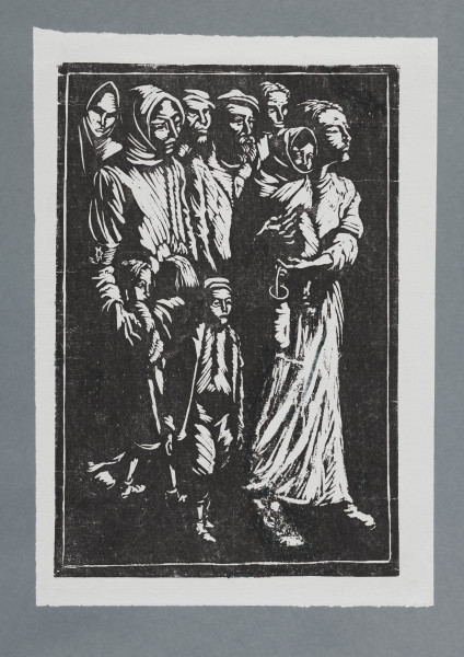 grafika - Grupa kobiet, dzieci, mężczyzn przechodząca przez bramę. Na czele, od lewej idzie kobieta w chustce na głowie. Na prawym ramieniu nosi opaskę z gwiazdą Dawida. Do jej boku mocno tuli się dziewczynka. Przed nią idzie chłopiec. Z prawej idzie kobieta z gołą głową, na ręku niesie dziecko otulone chustą, w lewej ręce trzyma kankę. Za nimi, w głębi, od lewej widoczne twarze kobiety w chustce na głowie, dwóch brodatych mężczyzn w czapkach na głowie, z prawej młody chłopak z gołą głową. Scena ujęta w cienką, białą ramkę.