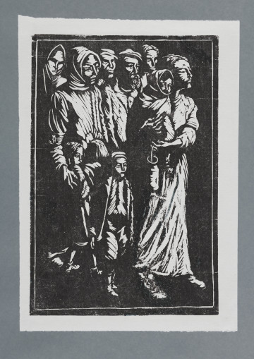 grafika - Grupa kobiet, dzieci, mężczyzn przechodząca przez bramę. Na czele, od lewej idzie kobieta w chustce na głowie. Na prawym ramieniu nosi opaskę z gwiazdą Dawida. Do jej boku mocno tuli się dziewczynka. Przed nią idzie chłopiec. Z prawej idzie kobieta z gołą głową, na ręku niesie dziecko otulone chustą, w lewej ręce trzyma kankę. Za nimi, w głębi, od lewej widoczne twarze kobiety w chustce na głowie, dwóch brodatych mężczyzn w czapkach na głowie, z prawej młody chłopak z gołą głową. Scena ujęta w cienką, białą ramkę.