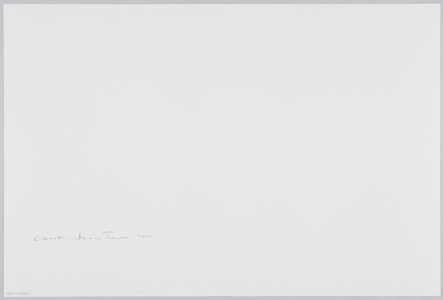 scena rodzajowa - Poziomy, barwny kadr fotograficzny przedstawiający dwie starsze kobiety ubrane w stroje wierzchnie oraz czapki, stojące na pierwszym planie na przeciwko siebie w dużym wnętrzu wypełnionym rzędami krzeseł, wydzielonym ażurową, białą ścianką z oknami. Kobiety witają się z serdecznością poprzez uścisk prawych dłoni.