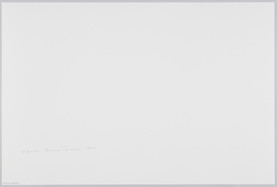 scena rodzajowa - Poziomy, barwny kadr fotograficzny przedstawiający dwie uśmiechnięte dziewczynki o rudych, długich włosach rozwiewanych przez wiatr. Dzieci siedzą blisko siebie, jedna na pierwszym planie, druga tuż za nią. Obie są ubrane w jednakowe niebieskie sukienki. Dziewczynka z tyłu ma na lewej ręce różowy zegarek.