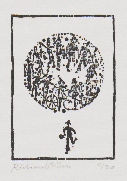 odbitka graficzna - Grafika z okręgiem wypełnionym czarnymi sylwetkami postaci wydającymi się stać w środku. U dołu kręgu widoczna czarna postać na rowerze. Poniżej okręgu  postać w kapeluszu, z prawą nogą zgiętą w kolanie. Przedstawienie wpisane w prostokątną ramkę stojącą na krótszym boku.