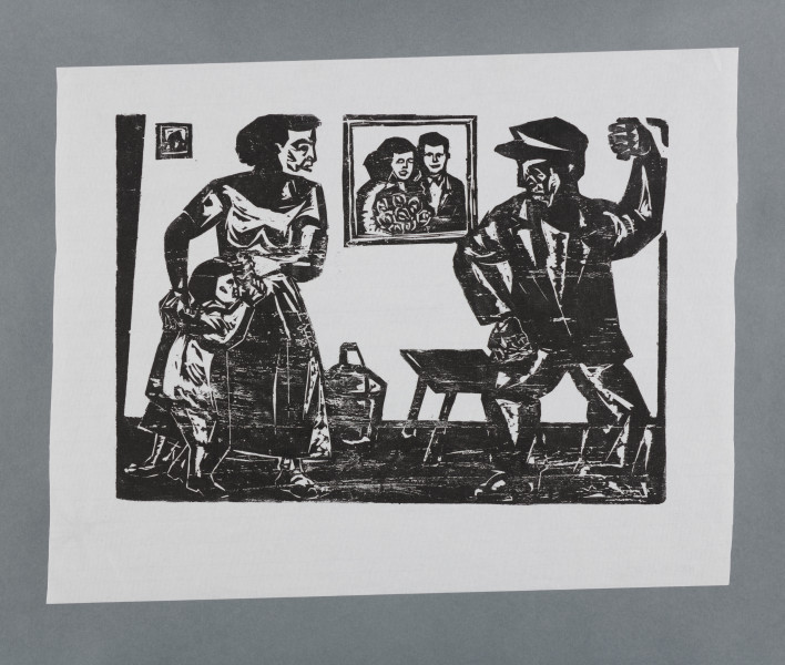 scena rodzajowa - Wnętrze pokoju, mężczyzna z prawej grozi kobiecie i dziecku. Mężczyzna ubrany w szerokie spodnie, marynarkę, czapkę na głowie, ujęty jest frontalnie, w całej postaci, stoi na szeroko rozstawionych nogach ugiętych w kolanach. Lewą rękę zaciśniętą w pięść podnosi do góry, grozi stojącej naprzeciw kobiecie tulącej do siebie dziecko. Kobieta i dziecko ujęci w całej postaci, kobieta frontalnie, głowę zwróciła w stronę mężczyzny, twarz w prawym profilu. Ubrana jest w długą suknię z krótkimi rękawami, włosy uczesane w niski kok. Rękoma obejmuje dziecko. W tle, pośrodku stoi mały stolik, obok baniak. Na ścianie pośrodku portret ślubny kobiety i mężczyzny, z lewej mały obrazek.