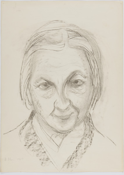 portret kobiety - Duży rysunkowy portret starszej kobiety przedstawionej w popiersiu. Kobieta jest zwrócona do widza en face, ma proste, uczesane z przedziałkiem po środku włosy do ucha. Jej ubiór jest przedstawiony w sposób uproszczony - widoczny jest zarys ubrania spodniego (bluzki?) oraz nakrycia wierzchniego z widocznym szalowym kołnierzykiem zaznaczonym ciemną plamą.