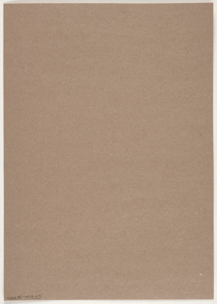 fotografia - Barwna odbitka fotograficzna przedstawiająca siedem długich, walcowanych kształtów ustawionych w okręgu, przedstawionych w skrócie perspektywicznym (z tzw. żabiej perspektywy). Ich nasycone barwy przechodzące od czerwieni do różu o amarantowym odcieniu kontrastują z bardzo ciemnym tłem. Odbitka fotograficzna została wykonana z wąską, białą ramką.