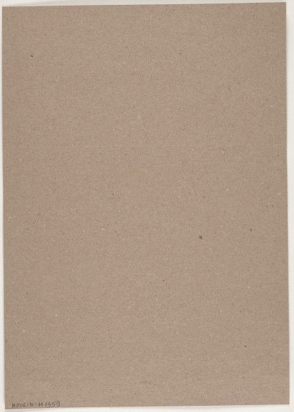 fotografia - Barwna odbitka fotograficzna w stonowanych kolorach przedstawiająca brzegi poskładanych tkanin ułożonych ciasno jedna obok drugiej - kadr jest pionowy. Brak widocznych zakończeń tkanin wskazuje, że jest to kadr większej całości. Fotografia utrzymana jest w tonacji brązowo-beżowej z zastosowanym gradientem kolorystycznym -  część środkowa jest jasna, rozświetlona, przechodzi stopniowo po lewej stronie do tonacji bardzo ciemnego brązu  - ostatnia widoczna płaszczyzna jest jest bardzo ciemna i ma inną fakturę (fakturę drewna). Od centrum kompozycji w stronę prawą  kolorystyka zmienia się mniej radykalnie - od jasnego brązu do brązu. W niektórych miejscach widoczne jest zawinięcie lub miejsca złożenia którejś z tkanin, w kilku - widoczna jest mereżka na złożeniu. Odbitka fotograficzna została wykonana z wąską, białą ramką.