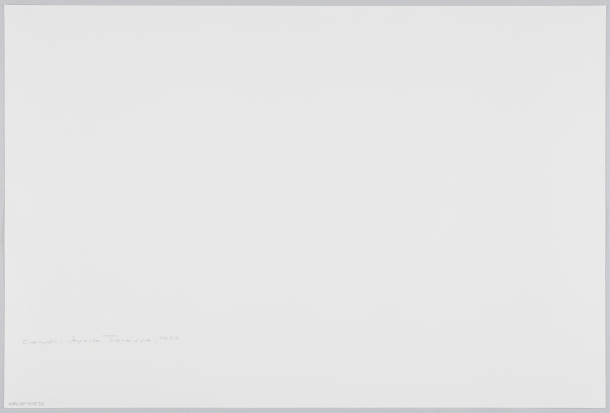 scena rodzajowa - Poziomy, barwny kadr fotograficzny przedstawiający zbiorowy portret dzieci – 5 dziewczynek i 3 chłopców. Chłopcy mają charakterystyczne fryzury chasydzkie (krótkie włosy oraz długie, zakręcone pasma nad uszami), 4 dziewczynki są ubrane w podobne stroje – niebieskie bluzki z kołnierzykami, granatowe spódnice i granatowe swetry (mundurki szkolne), jedna dziewczynka ma niebieską sukienkę w białe drobne kwiatki i szare rajstopy. Dzieci opierają się o zardzewiałą barierkę przymocowaną do betonu, na którym też są ślady rdzy. Fotografia została wykonana od dołu.