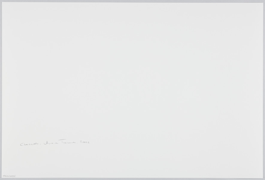 scena rodzajowa - Poziomy, barwny kadr fotograficzny przedstawiający portret małej dziewczynki. W centralnej części kadru siedzi na krześle mała dziewczynka o jasnych, długich, spiętych w kucyk włosach i ciemnych oczach, ubrana w czarny golf, na który ma założony sznurek jasnych koralików. Na pierwszym planie widoczne są sylwetki 3 postaci o długich kasztanowych włosach (ich zarysy są bardzo nie ostre).