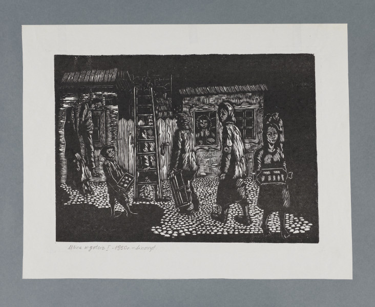 scena rodzajowa - Na tle niskich, parterowych domów pokazane życie codzienne na ulicy. Na brukowanej ulicy, z lewej stoi kobieta z dzieckiem, obok widoczna sylwetka powieszonego mężczyzny. Dalej postać bosego chłopca sprzedającego bułki (?), dwóch mężczyzn, jeden z nich niesie drabinę, drugi, odwrócony tyłem trzyma w rękach skrzynkę (?). Z prawej na pierwszym planie dwie postacie kobiece – jedna ujęta z tyłu, w chustce na głowie zwraca twarz w kierunku widza. Na rękawie ma opaskę z gwiazdą Dawida. Druga, bosa, ujęta en face, przed sobą trzyma w rękach tacę z jedzeniem na sprzedaż. W drugim planie, w otwartym oknie drugiego domu widoczna postać kobiety. W tle u góry zarys panoramy miasta – wieże kościołów, dachy kamienic.