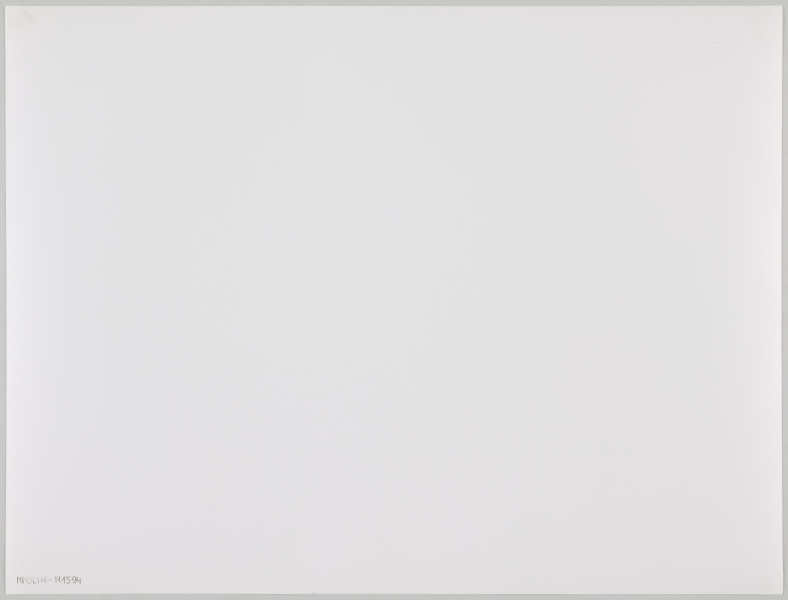 fotografia - Zdjęcie przedstawia popiersie starszego mężczyzny. Mężczyzna podpiera głowę ręką. Głowa i ramiona mężczyzny są okryte szalem modlitewnym (tałesem). Jego twarz okala atara przyszyta do górnej części tałesu. Spod tałesu wystaje fragment białego kołnierzyka oraz jasnego swetra. Na ramionach widoczne ciemne okrycie wierzchnie (marynarka?).